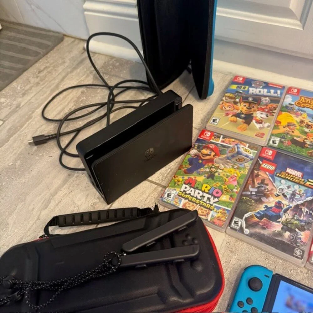 Nintendo Switch OLED BUNDLE - 64GB - 8 games included along with many extras